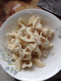 家常菜五花肉炖莲藕做法图解1)