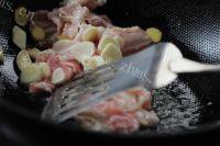 简易芹菜豆干炒肉做法图解5)