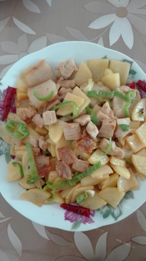 色泽鲜亮的土豆炒肉片