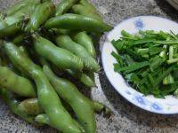家常菜韭菜炒蚕豆做法图解1)