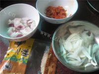 家常菜泡菜炒五花肉做法图解1)