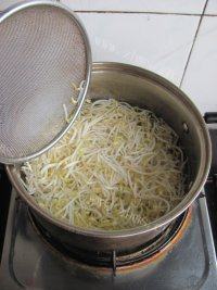 美味的银芽鸡丝做法图解3)