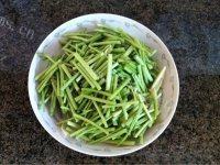 家常菜香菜炒肉丝做法图解2)
