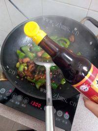营养丰富的五花肉炒青椒做法图解12)