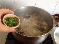 山药菌菇母鸡汤做法图解9)