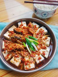 剁椒鱼蒸豆腐做法图解8)