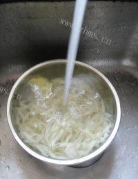 香味四溢的素炒面做法图解3)