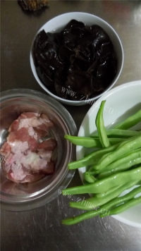 美味木耳鸡肉炒豆角做法图解1)
