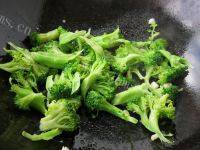 家常菜蒜炒西兰花做法图解7)