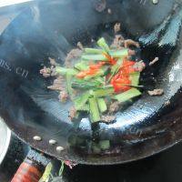 家常菜黄瓜炒牛肉做法图解4)