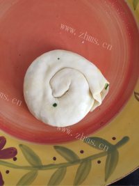 自制香酥葱油饼做法图解7)