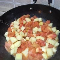 芳香四溢的番茄土豆牛腩汤的做法图解五