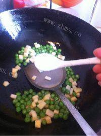 家常菜豌豆炒虾仁做法图解12)