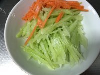 唇齿留香的凉拌莴笋丝做法图解2)
