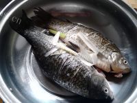 好吃的电饼铛烤鲫鱼做法图解5)