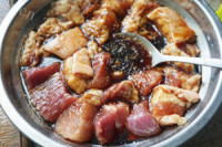 美味的蛋黄鲜肉粽做法图解1)