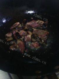 家常菜腊肉炒豆干做法图解5)