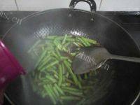 家常菜肉末豇豆做法图解8)