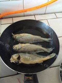 美味的干煎黄花鱼做法图解3)