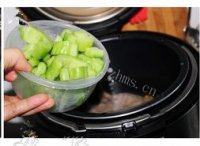 家常菜猪骨黄豆苦瓜汤做法图解7)