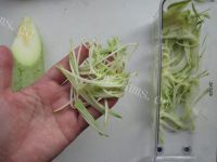 美味西葫芦虾皮煎饼做法图解3)