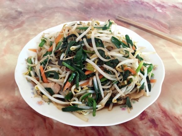 芳香四溢的韭菜炒豆芽