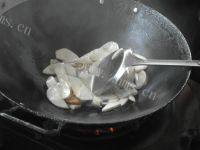 自制鸡腿菇炒肉做法图解4)