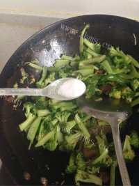 色香味浓的花菜炒肉做法图解6)