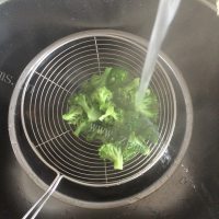 家常菜木耳炒西兰花做法图解7)