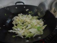家常菜洋白菜炒西红柿做法图解6)