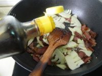 家常菜春笋炒腊肉做法图解10)