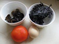 美味的西红柿紫菜汤做法图解1)