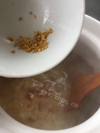 清甜有益的桃胶皂角米银耳羹做法图解9)