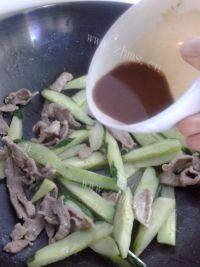 下饭的青瓜炒肉片做法图解7)