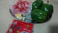 美味的粉蒸排骨拌青椒做法图解1)