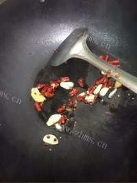 色泽鲜亮的手撕包菜做法图解3)