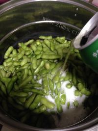 家常啤酒盐水毛豆做法图解5)