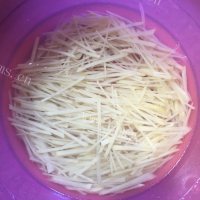 香气浓郁的酸辣土豆丝做法图解2)