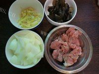 好吃的洋葱炒里脊肉做法图解1)