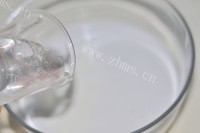 冰凉美味的香蕉杨梅冰淇淋做法图解4)