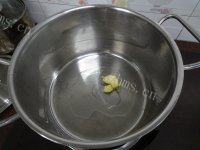 美味的节瓜咸蛋汤做法图解2)