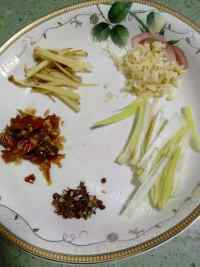 色香味浓的鱼香肉丝做法图解4)