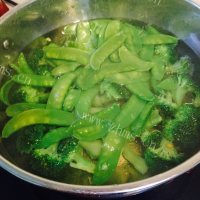 美味西兰花荷兰豆双拼做法图解3)