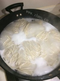 色泽鲜亮的武汉热干面做法图解3)