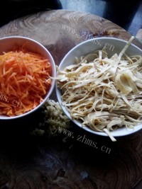 家常版干煸双丝肉末做法图解1)