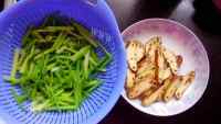 家常菜芹菜炒豆干做法图解1)