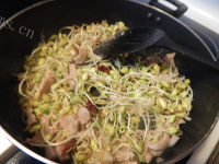 家常菜豆芽炒肉做法图解6)