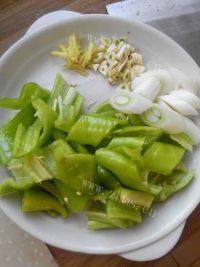 家常菜辣椒烧茄子做法图解2)