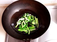 美味营养的蒜薹炒茧蛹做法图解1)
