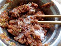 自制牛肉胡萝卜饺子做法图解5)